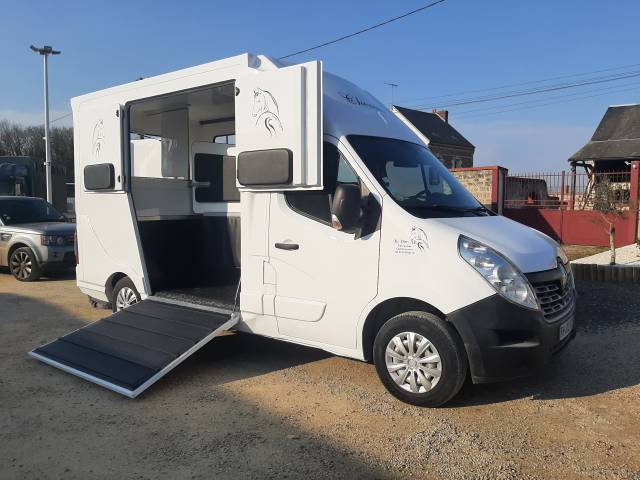 Kleine paardenvrachtwagen (B rijbewijs) Renault Master 2018 Tweedehands