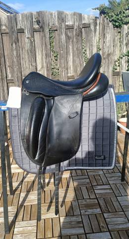 Tk. Custom Saddlery Wolfgang Solo dressuurzadel &ndash; 17,5"
