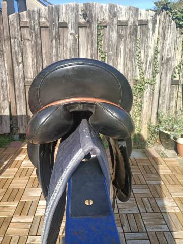 Tk. Custom Saddlery Wolfgang Solo dressuurzadel &ndash; 17,5"