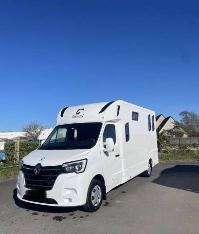 Kleine paardenvrachtwagen (B rijbewijs) Renault master proteo switch stalles 2023 Tweedehands