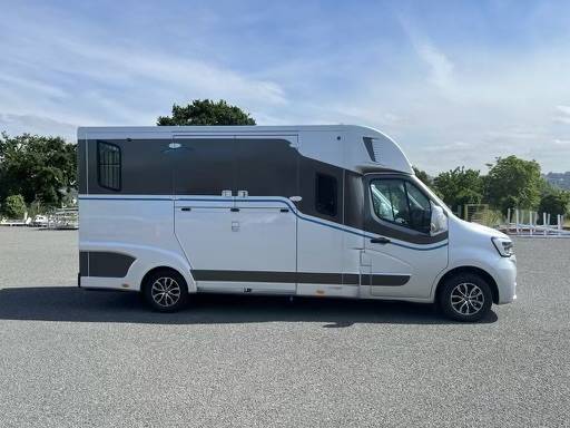 Kleine paardenvrachtwagen (B rijbewijs) Theault THEAULT STALLE  renault master 2022 Tweedehands