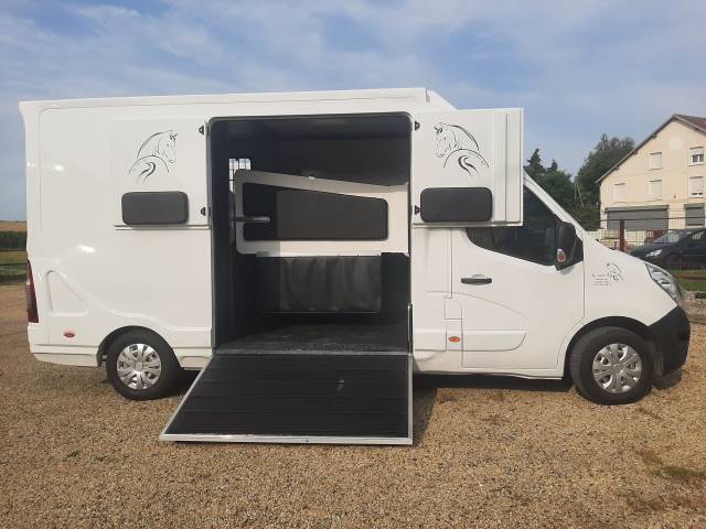 Kleine paardenvrachtwagen (B rijbewijs) Renault Master 2019 Tweedehands