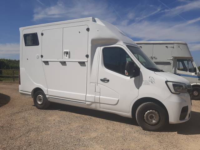 Kleine paardenvrachtwagen (B rijbewijs) Renault Master 2023 Tweedehands