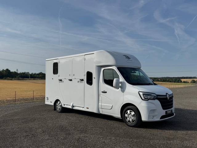 Kleine paardenvrachtwagen (B rijbewijs) TBST RENAULT MASTER 2023 Tweedehands