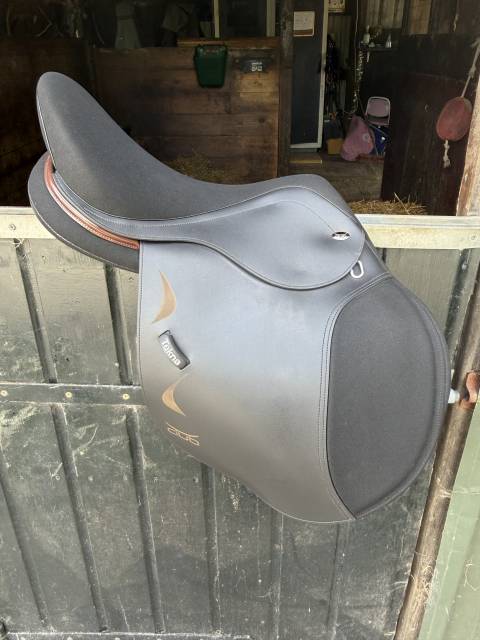Nieuwe Tekna club veelzijdigheidszadel 17.5 inch