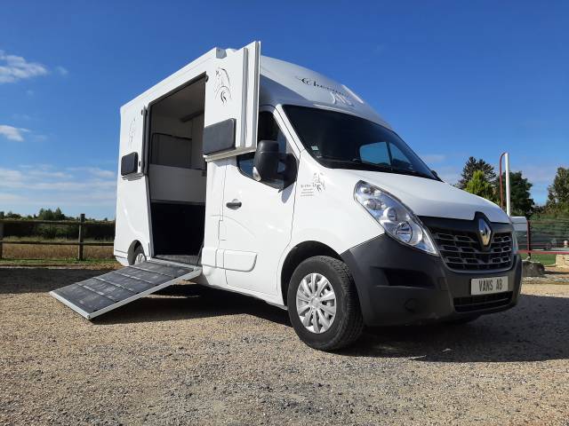 Kleine paardenvrachtwagen (B rijbewijs) Renault Master 2017 Tweedehands