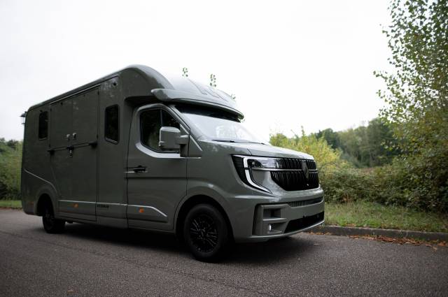Kleine paardenvrachtwagen (B rijbewijs) Krismar Renault Master 2025 Tweedehands