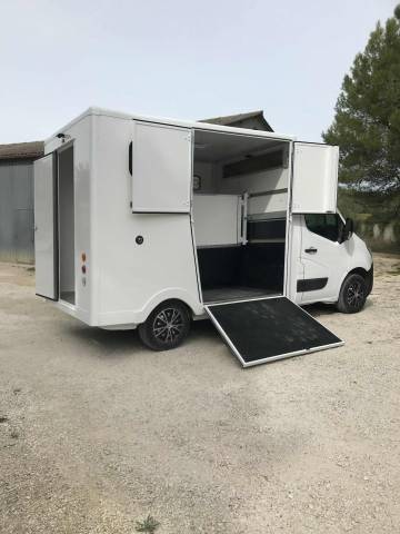 Kleine paardenvrachtwagen (B rijbewijs) Renault  2011 Tweedehands