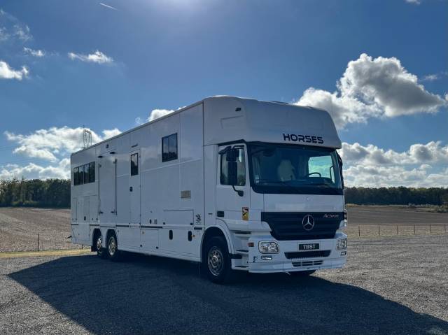 Zware paardenvrachtwagen (groot rijbewijs) Mercedes KRISMAR 2009 Tweedehands