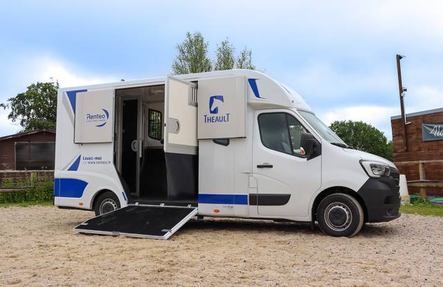Kleine paardenvrachtwagen (B rijbewijs) Theault Proteo Fit 5 L 2024 Nieuw
