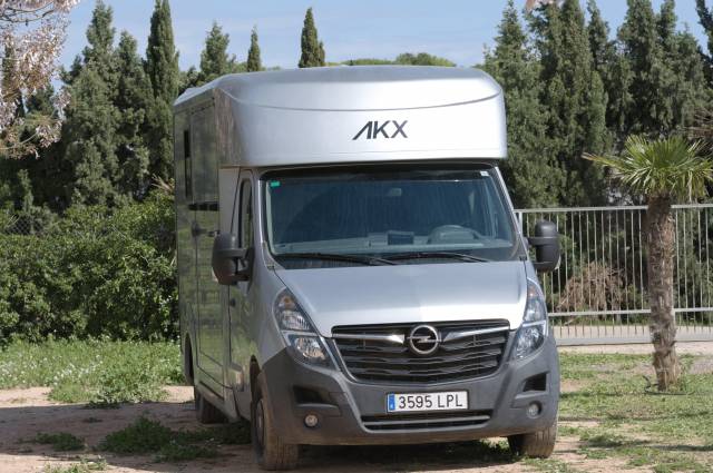 Kleine paardenvrachtwagen (B rijbewijs) AKX 2-horse truck 2021 3 seater Opel Monovan 2021 Tweedehands