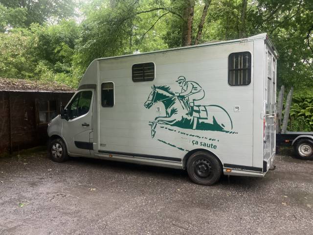 Kleine paardenvrachtwagen (B rijbewijs) Renault Master 2011 Tweedehands