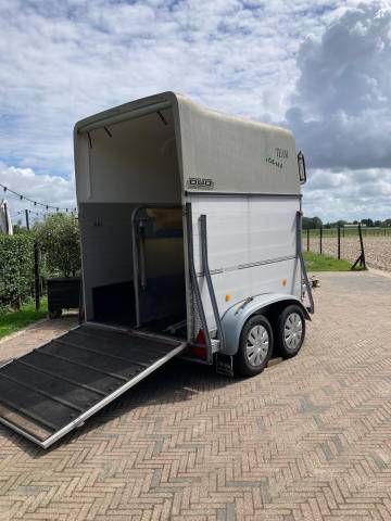 Super net onderhouden 2 paards trailer extra hoog ! 
