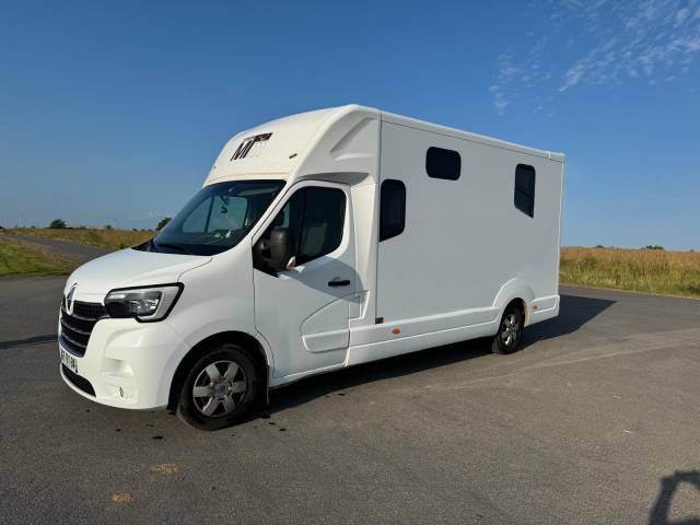 Kleine paardenvrachtwagen (B rijbewijs) MTM RENAULT MASTER 2022 Tweedehands