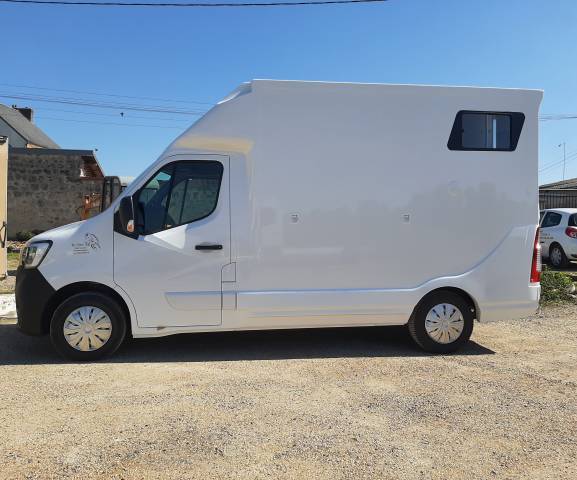 Kleine paardenvrachtwagen (B rijbewijs) Renault Master 3 2021 Tweedehands