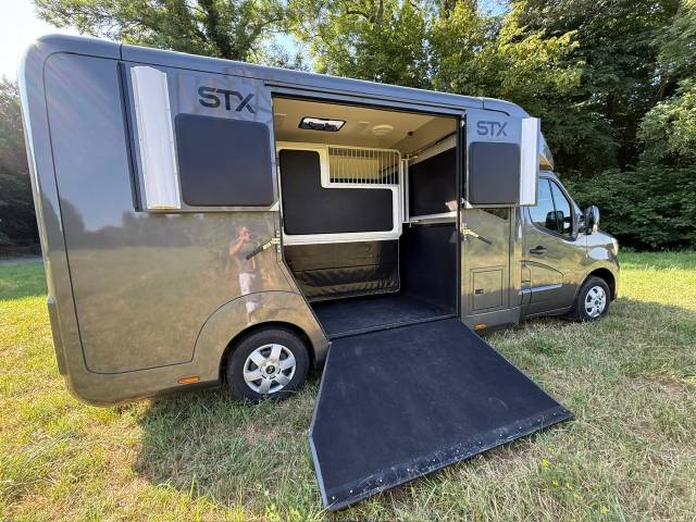Kleine paardenvrachtwagen (B rijbewijs) STX Master 2023 2023 Tweedehands