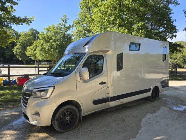Kleine paardenvrachtwagen (B rijbewijs) Renault Master Grand Confort DCI 165 2020 Tweedehands