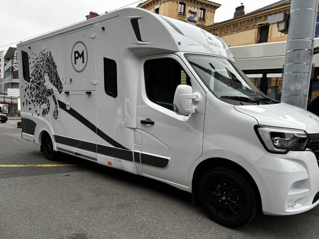 Kleine paardenvrachtwagen (B rijbewijs) Theault Switch - Renault Master 165ch 2024 Nieuw