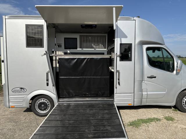 Kleine paardenvrachtwagen (B rijbewijs) Renault Master 2020 Nieuw