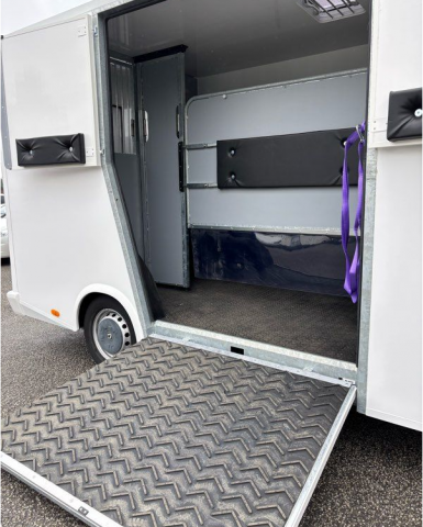 Kleine paardenvrachtwagen (B rijbewijs) Renault Master III  2.3 DCi 135 Traction 2023 Tweedehands