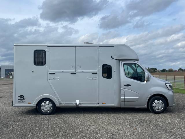 Kleine paardenvrachtwagen (B rijbewijs) TBST Renault Master 2023 Tweedehands