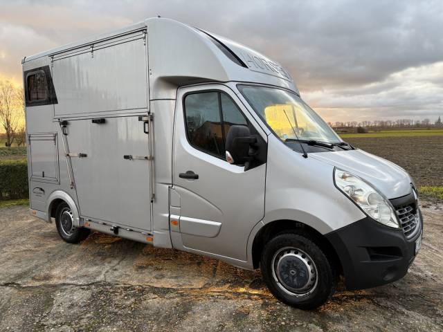 Kleine paardenvrachtwagen (B rijbewijs) Renault Master 2017 Tweedehands