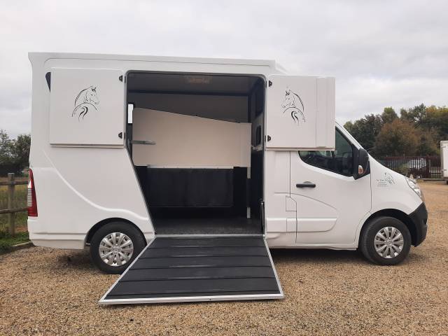 Kleine paardenvrachtwagen (B rijbewijs) Renault Master 2017 Tweedehands