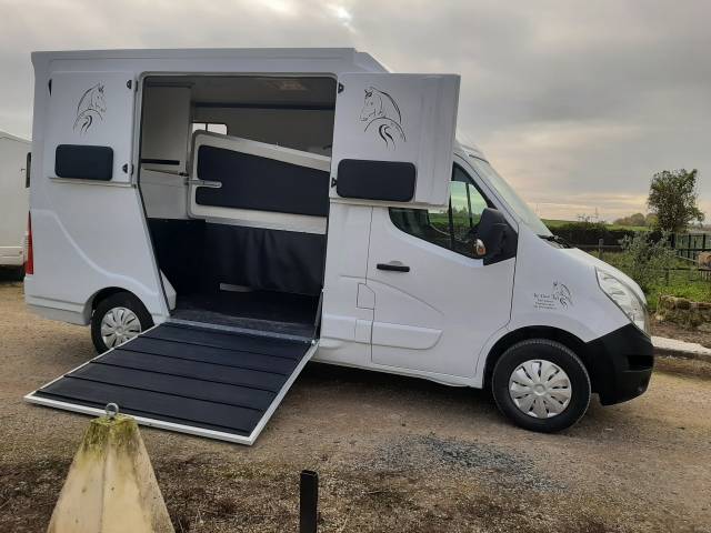 Kleine paardenvrachtwagen (B rijbewijs) Renault Master 2017 Tweedehands