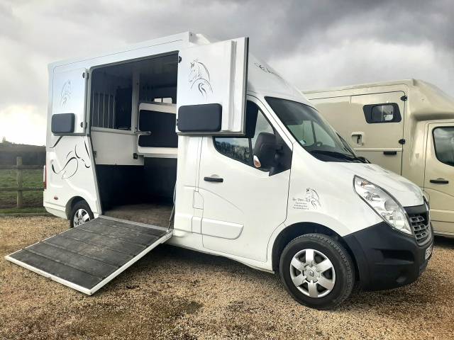 Kleine paardenvrachtwagen (B rijbewijs) Renault Master 2018 Tweedehands