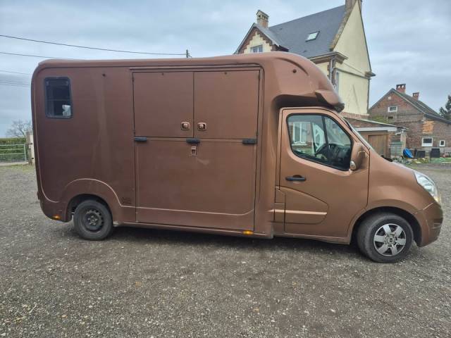 Kleine paardenvrachtwagen (B rijbewijs) Krismar stalles 2017 Tweedehands