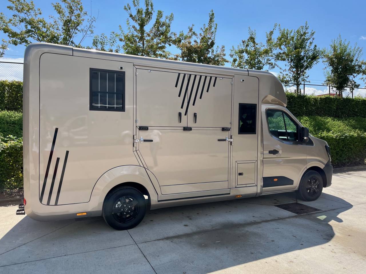 Kleine paardenvrachtwagen (B rijbewijs) AKX Master 2026 2026 Nieuw