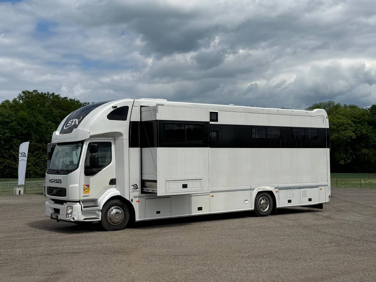 Zware paardenvrachtwagen (groot rijbewijs) STX VOLVO 2011 Tweedehands