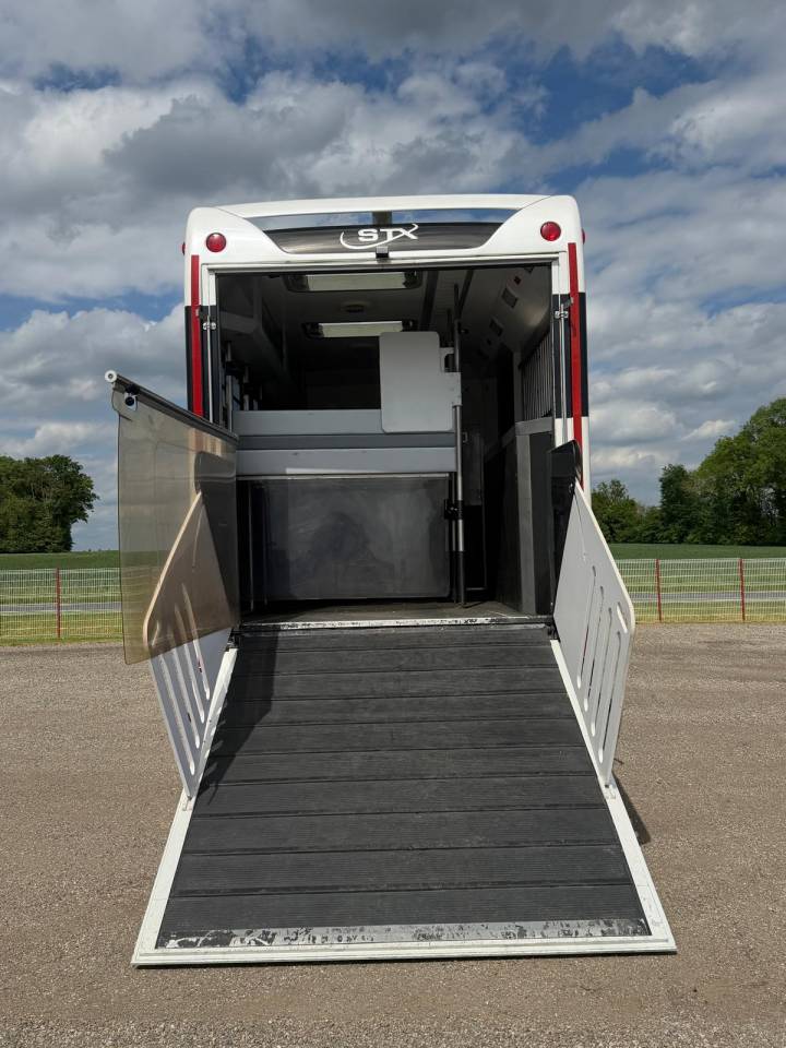Zware paardenvrachtwagen (groot rijbewijs) STX VOLVO 2011 Tweedehands