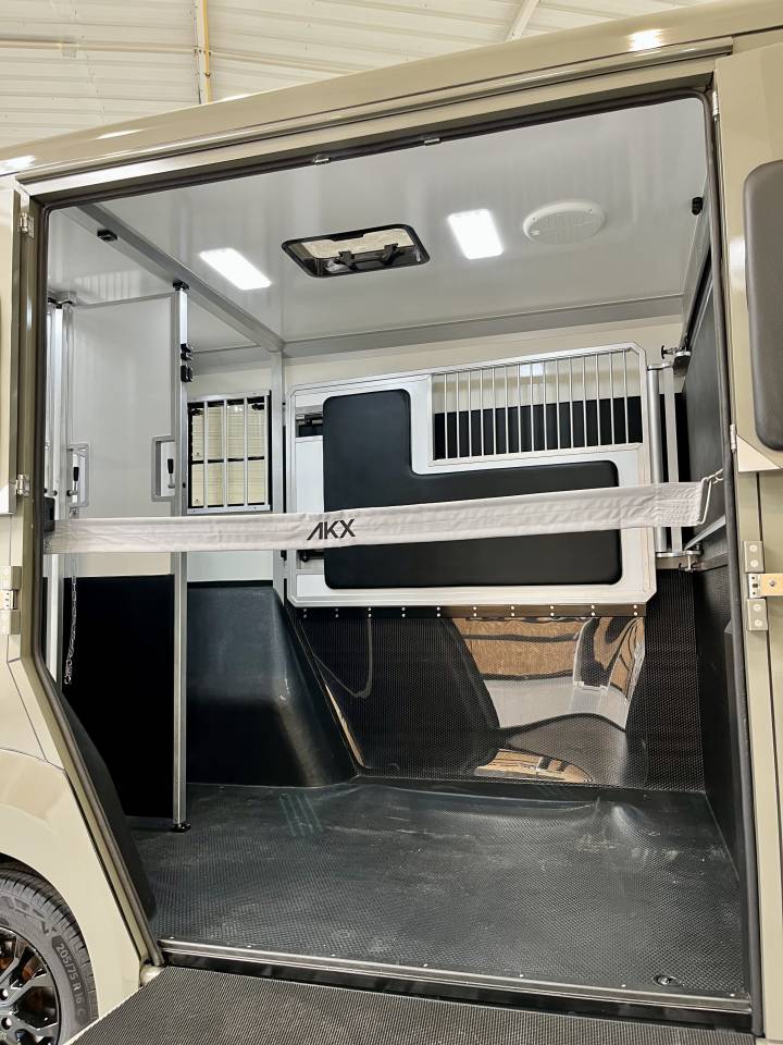 Kleine paardenvrachtwagen (B rijbewijs) AKX  2026 Nieuw
