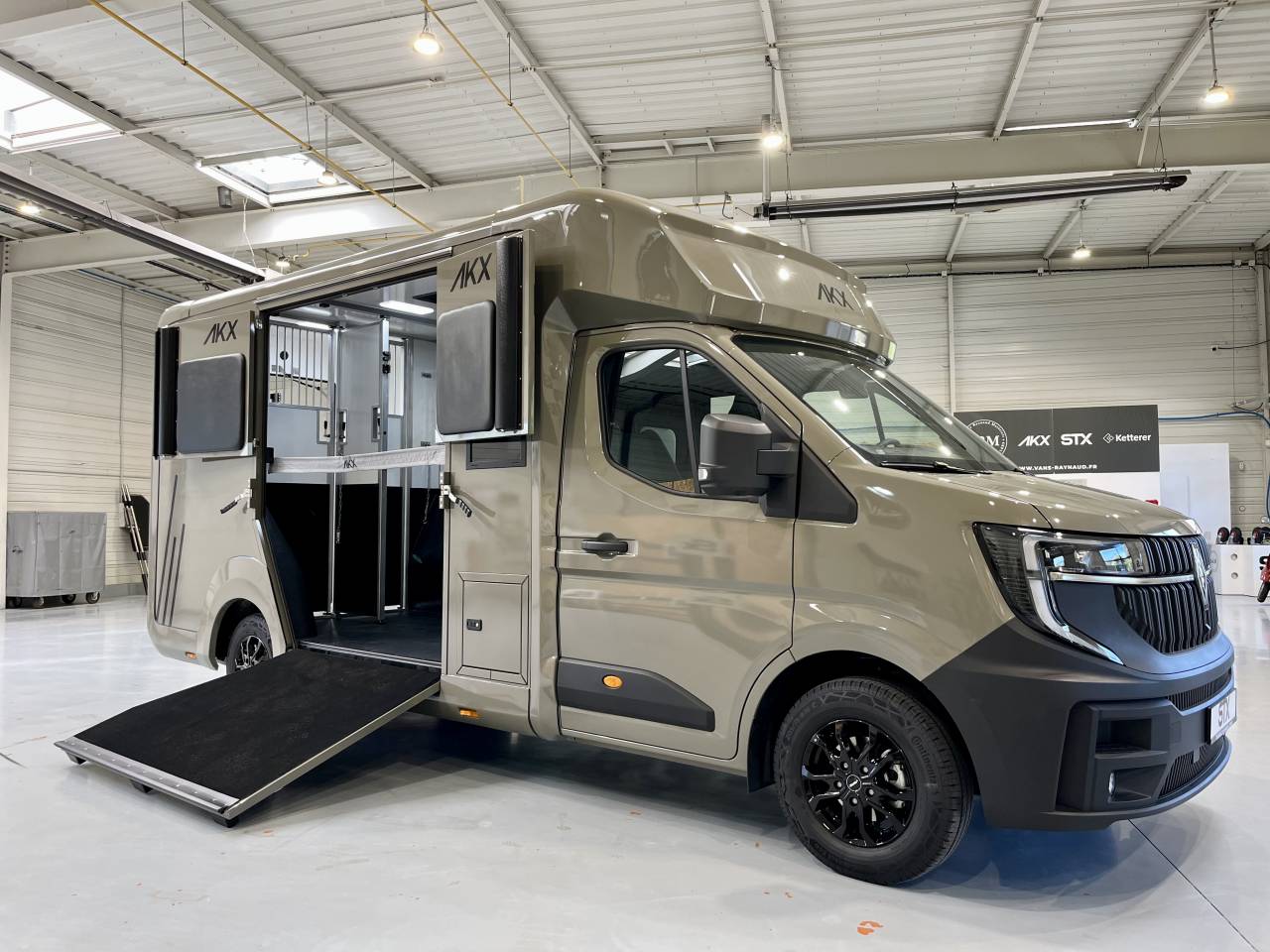 Kleine paardenvrachtwagen (B rijbewijs) AKX  2026 Nieuw