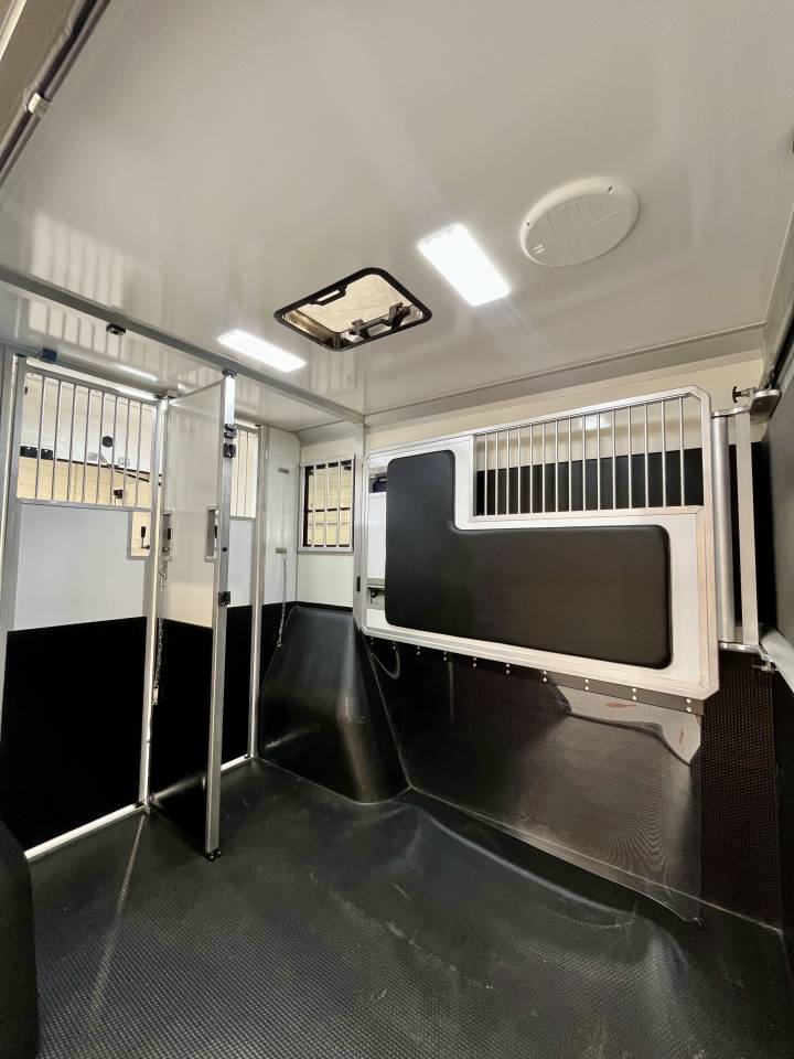 Kleine paardenvrachtwagen (B rijbewijs) AKX  2026 Nieuw