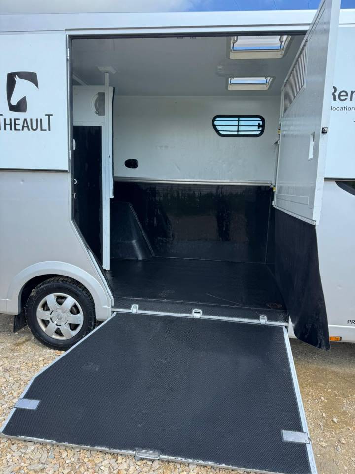 Kleine paardenvrachtwagen (B rijbewijs) Renault Master  2017 Tweedehands