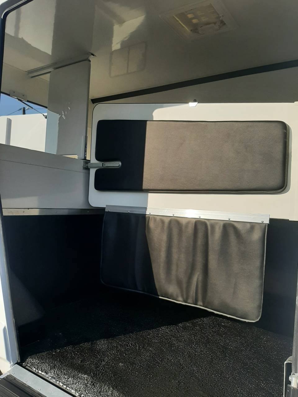 Kleine paardenvrachtwagen (B rijbewijs) Renault Master 2018 Tweedehands