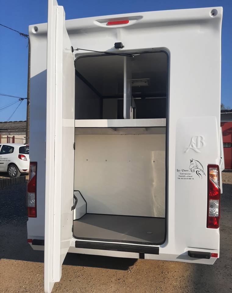 Kleine paardenvrachtwagen (B rijbewijs) Renault Master 2018 Tweedehands
