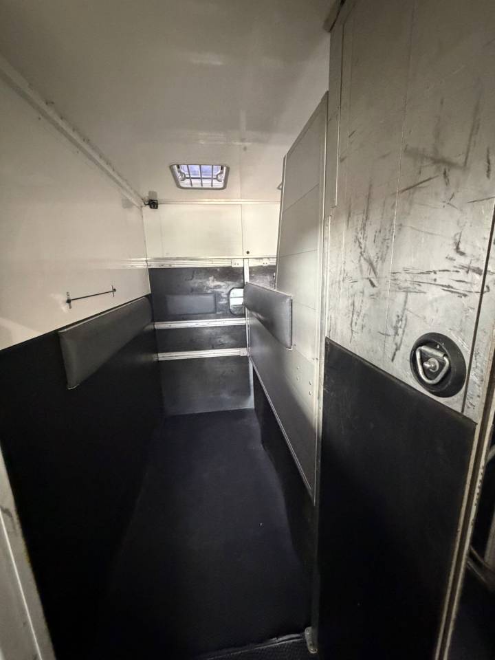 Kleine paardenvrachtwagen (B rijbewijs) ACR Renault Master 2021 Tweedehands