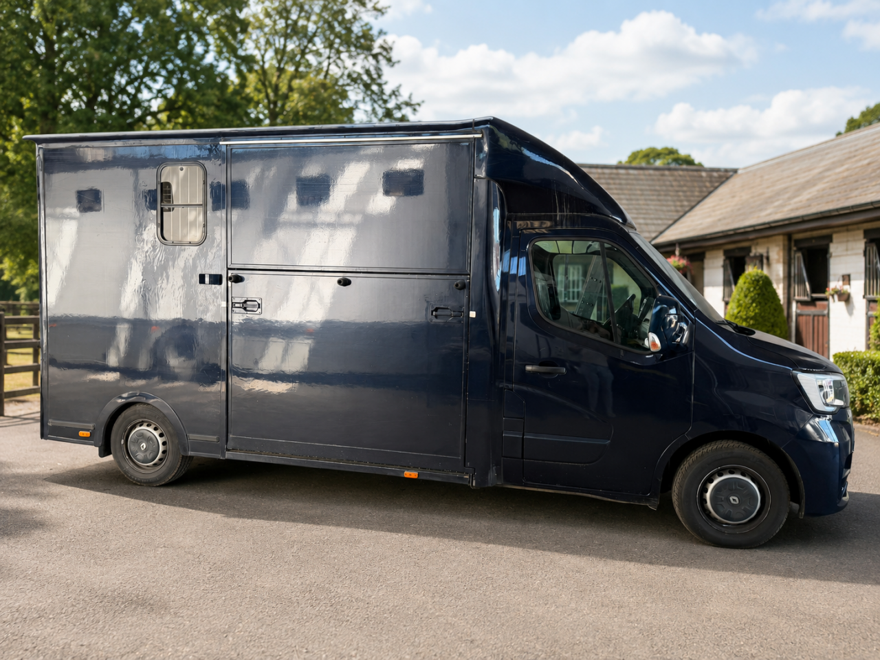 Kleine paardenvrachtwagen (B rijbewijs) ACR Renault Master 2021 Tweedehands