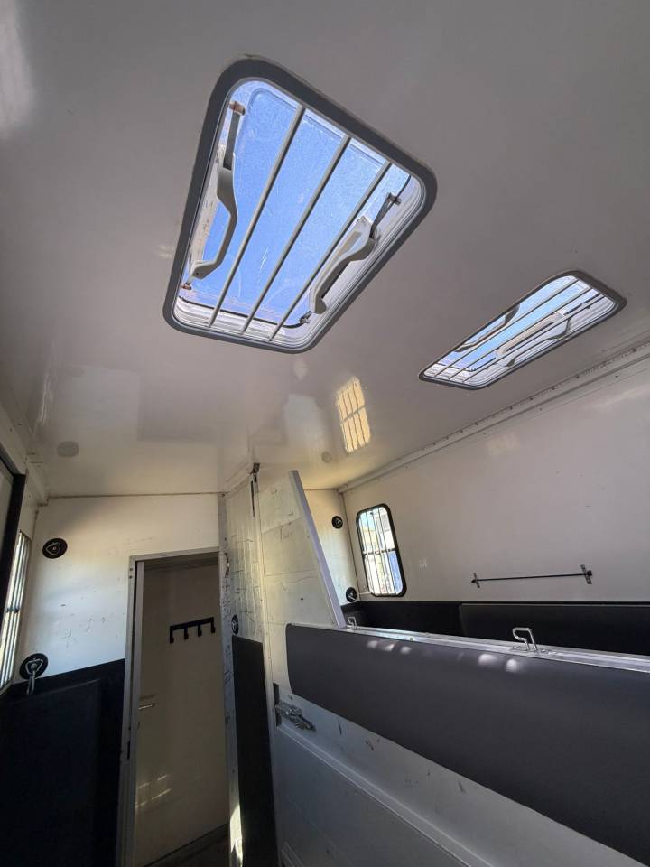 Kleine paardenvrachtwagen (B rijbewijs) ACR Renault Master 2021 Tweedehands