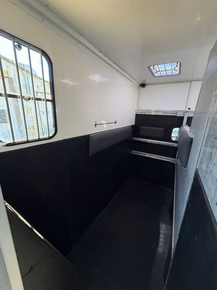 Kleine paardenvrachtwagen (B rijbewijs) ACR Renault Master 2021 Tweedehands