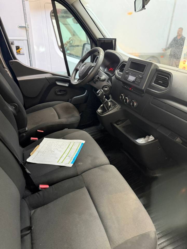 Kleine paardenvrachtwagen (B rijbewijs) ACR Renault Master 2021 Tweedehands