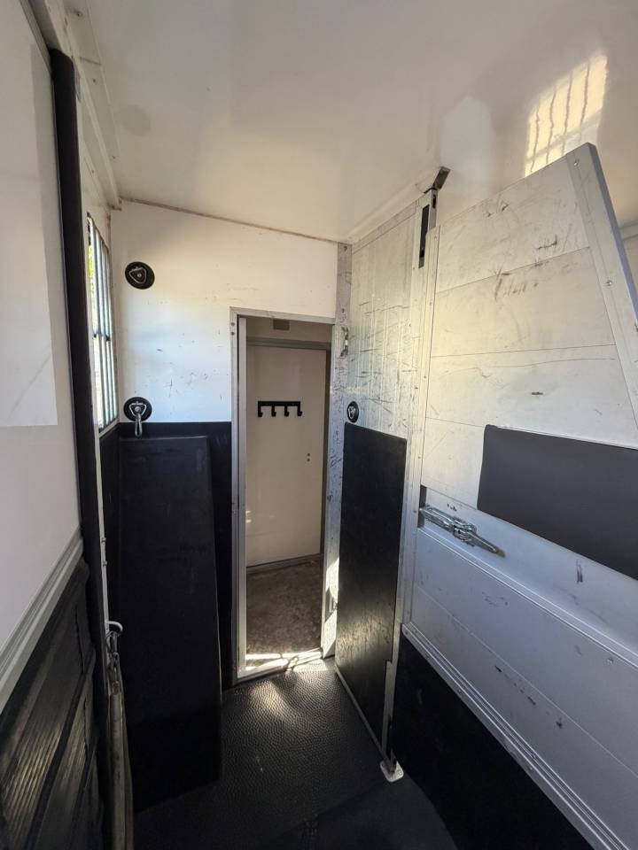 Kleine paardenvrachtwagen (B rijbewijs) ACR Renault Master 2021 Tweedehands
