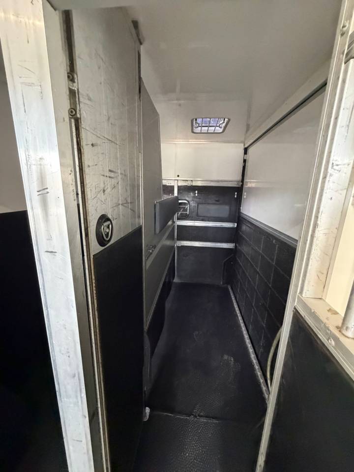 Kleine paardenvrachtwagen (B rijbewijs) ACR Renault Master 2021 Tweedehands