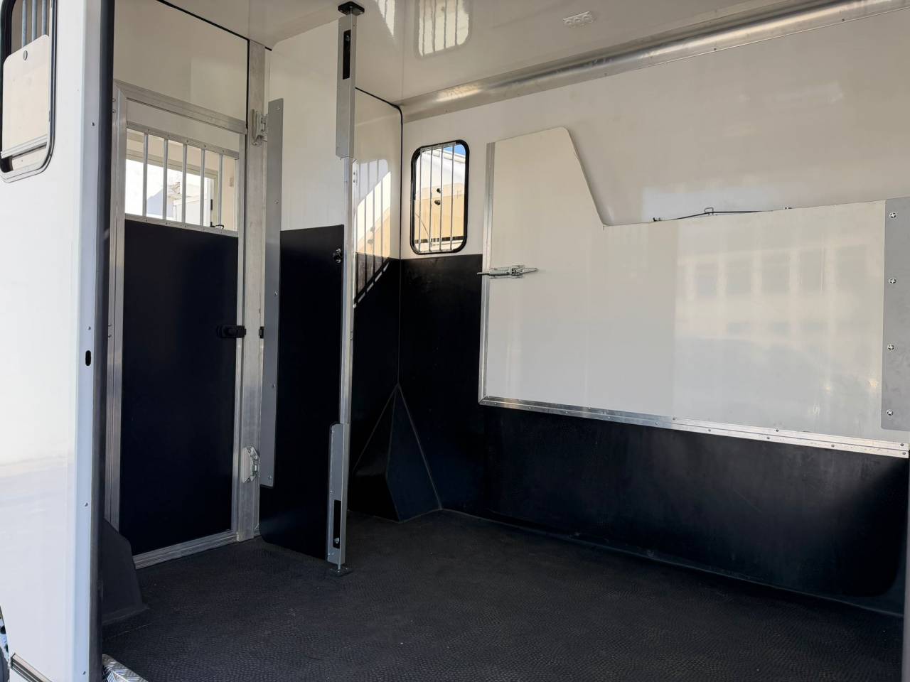 Kleine paardenvrachtwagen (B rijbewijs) ACR Renault Master 2017 Tweedehands