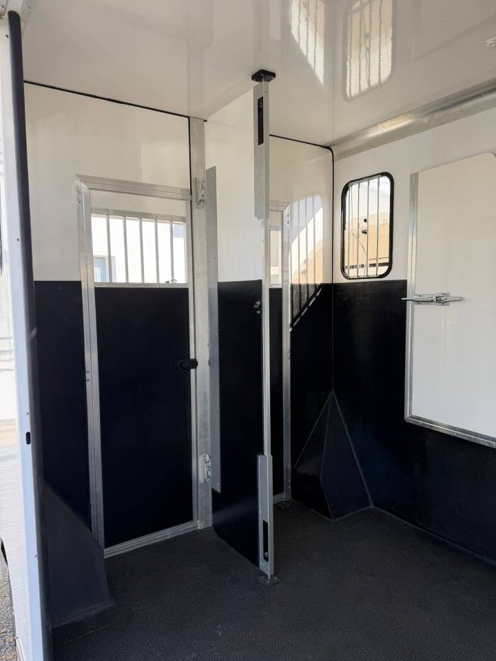 Kleine paardenvrachtwagen (B rijbewijs) ACR Renault Master 2017 Tweedehands