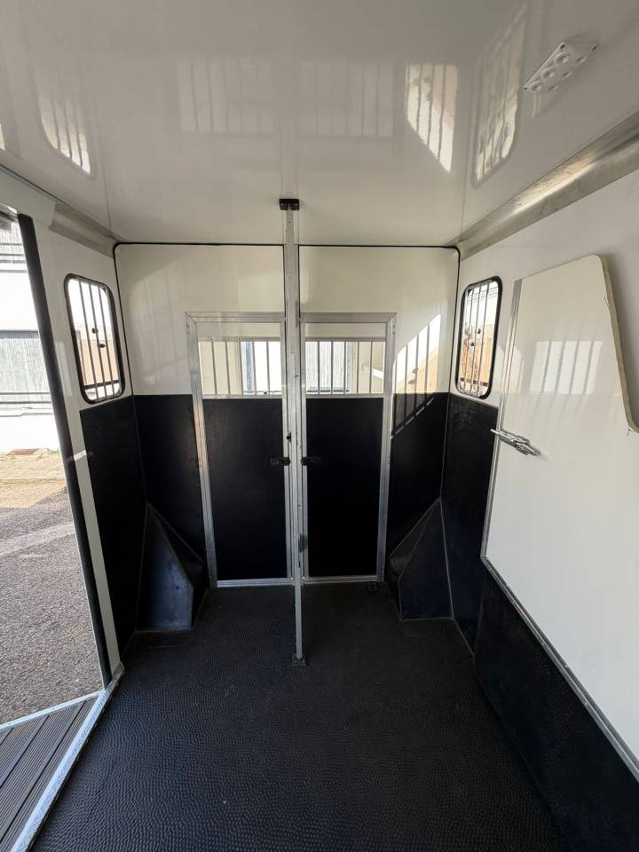 Kleine paardenvrachtwagen (B rijbewijs) ACR Renault Master 2017 Tweedehands