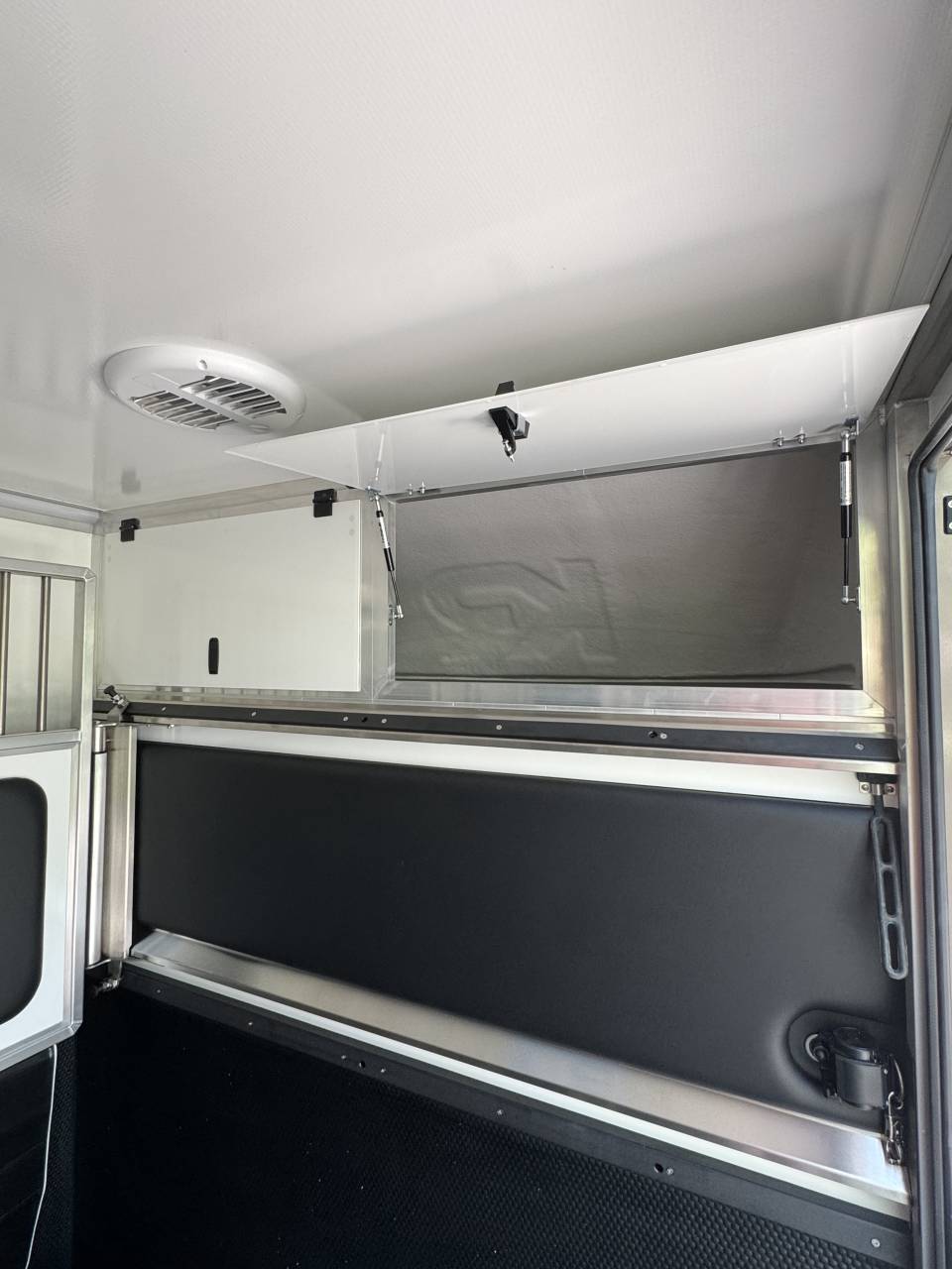 Kleine paardenvrachtwagen (B rijbewijs) Krismar KRISLAR 2026 Nieuw
